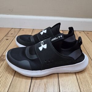 Underal Armour Women's Black Stretch Sneakers - sz 9.5